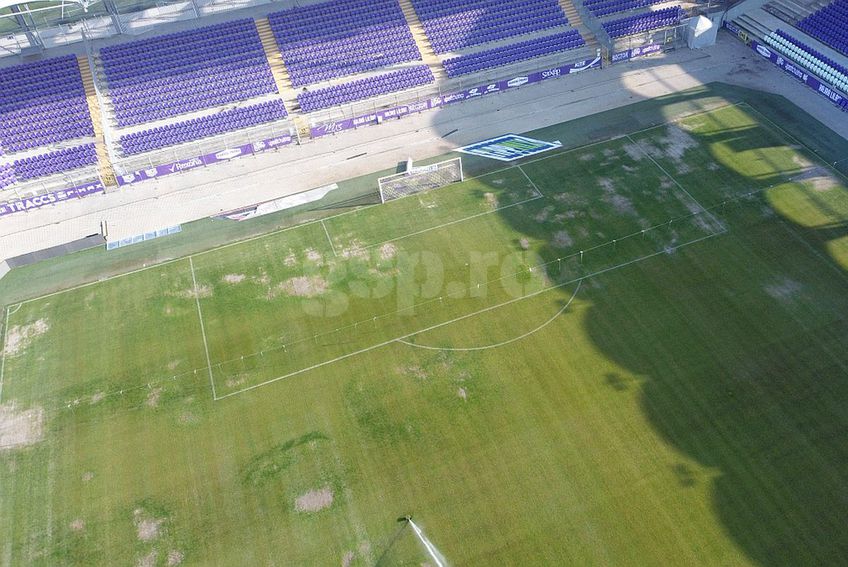 Gazon execrabil pe stadionul lui Ujpest, care va găzdui meciul Belarus - România  // foto: GSP