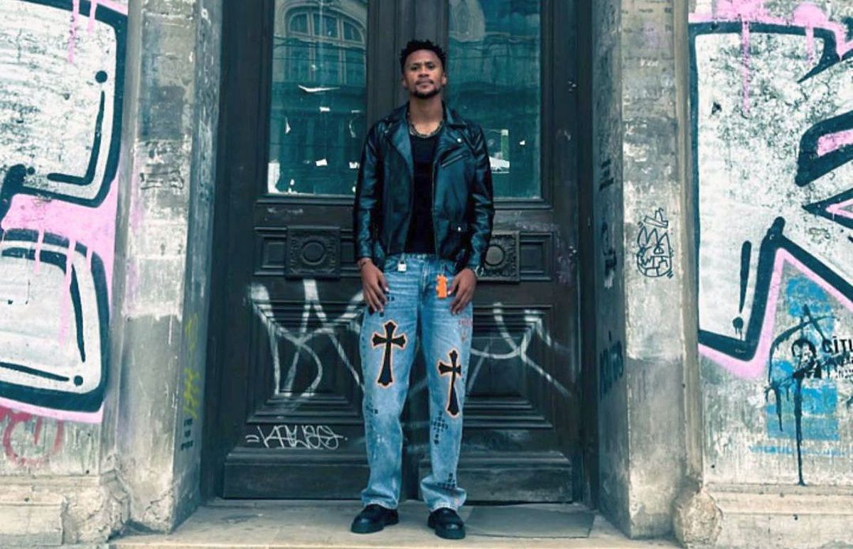 „Neo” de la FCSB a făcut senzație în Piața Universității » Cruci brodate pe haine, în stilul lui Gigi