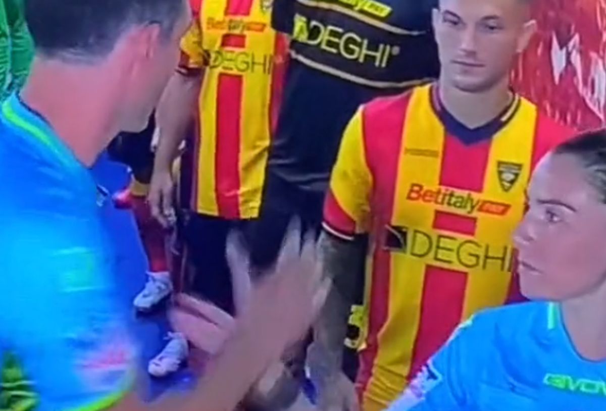 Gest controversat în Serie A » Ce a pățit arbitrul care a refuzat să o salute pe asistenta lui înaintea partidei: „E surprinzător că se vorbește de sexism”