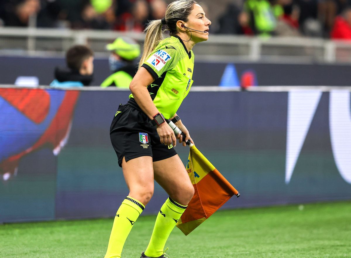 Gest controversat în Serie A » Ce a pățit arbitrul care a refuzat să o salute pe asistenta lui înaintea partidei: „E surprinzător că se vorbește de sexism”