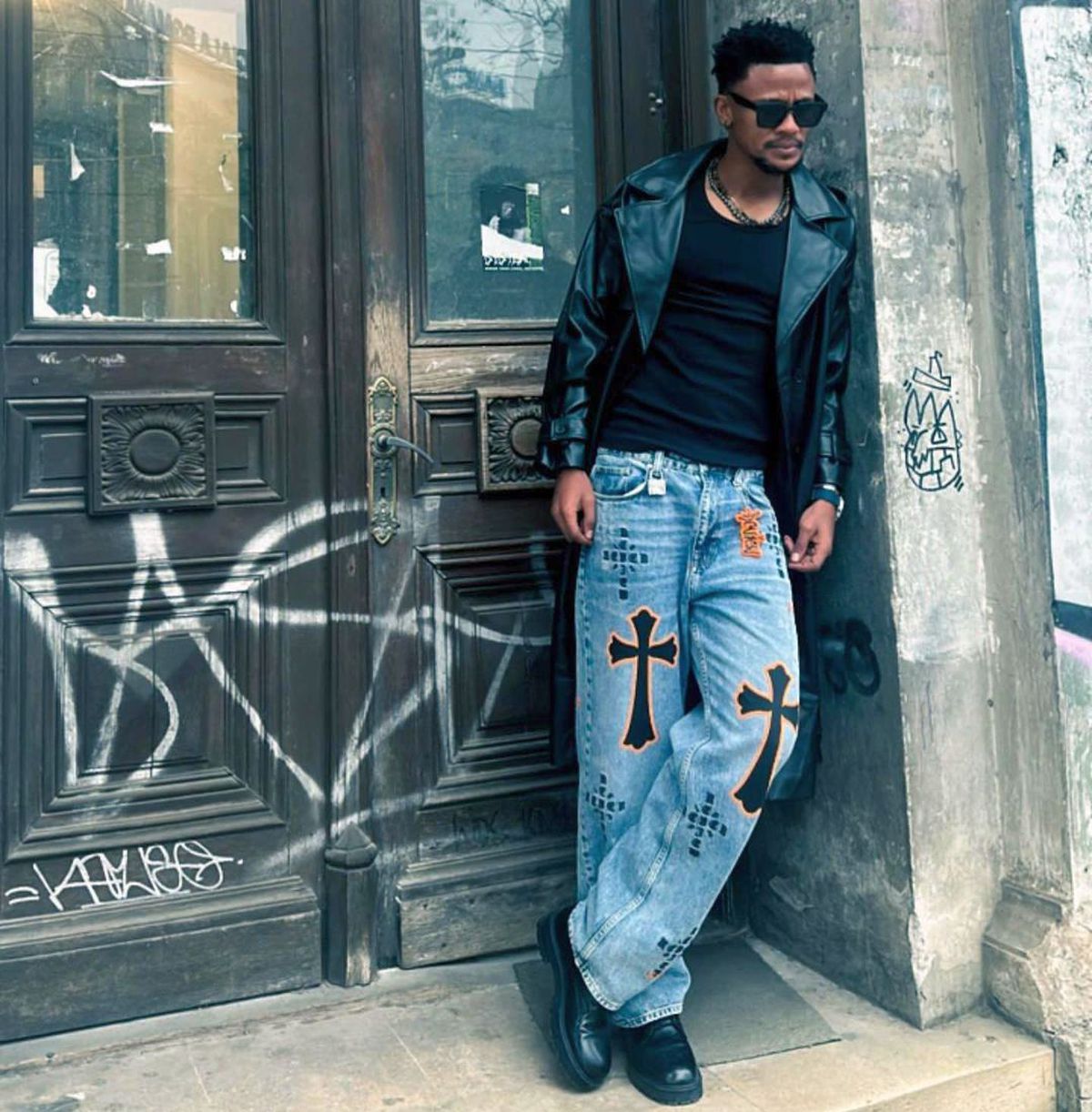 „Neo” de la FCSB a făcut senzație în Piața Universității » Cruci brodate pe haine, în stilul lui Gigi