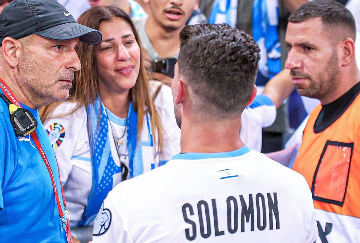 Imagini de mare impact emoțional! Ce a apărut pe scaune în conferința naționalei de fotbal a Israelului