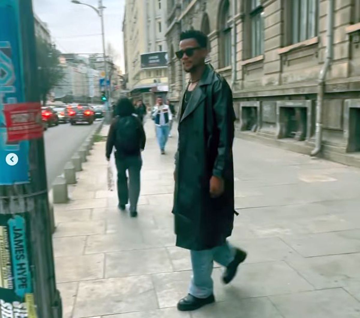 „Neo” de la FCSB a făcut senzație în Piața Universității » Cruci brodate pe haine, în stilul lui Gigi