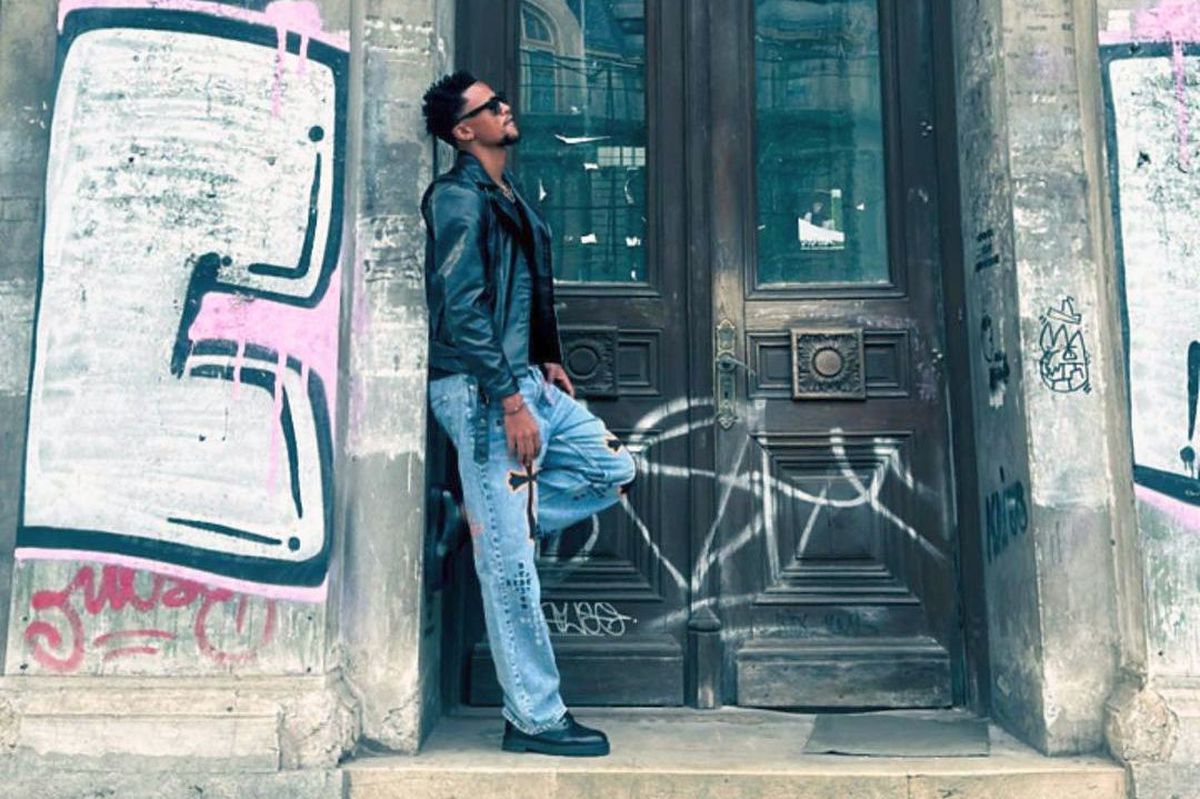 „Neo” de la FCSB a făcut senzație în Piața Universității » Cruci brodate pe haine, în stilul lui Gigi