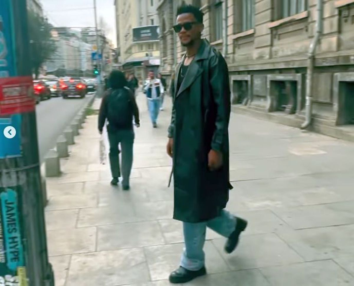 „Neo” de la FCSB a făcut senzație în Piața Universității » Cruci brodate pe haine, în stilul lui Gigi