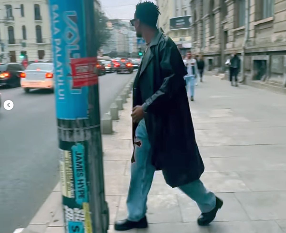 „Neo” de la FCSB a făcut senzație în Piața Universității » Cruci brodate pe haine, în stilul lui Gigi