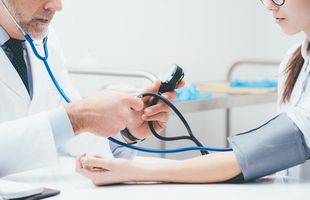 Ce este hipertensiunea arterială (HTA), cum se manifestă și de ce apare?