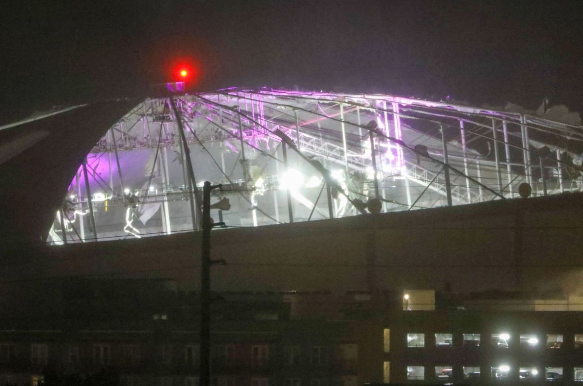Uraganul Milton a făcut ravagii în Florida » Acoperișul stadionului de 42.000 de locuri, DISTRUS în câteva secunde