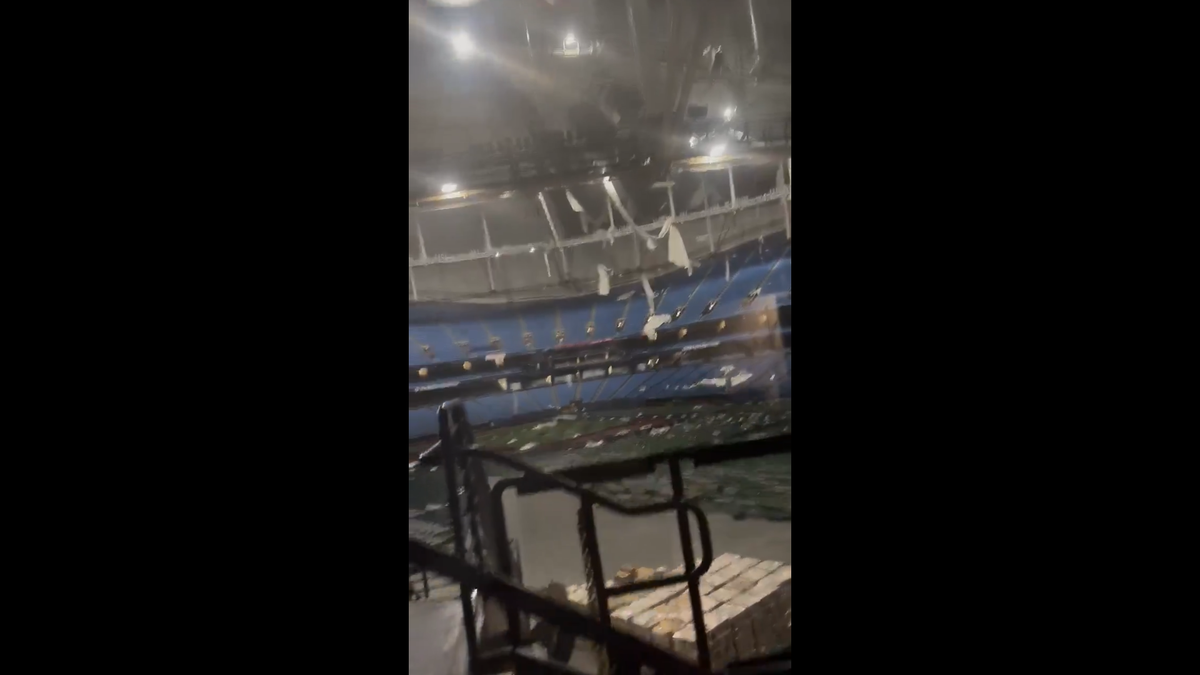 Uraganul Milton a făcut ravagii în Florida » Acoperișul stadionului de 42.000 de locuri, DISTRUS în câteva secunde