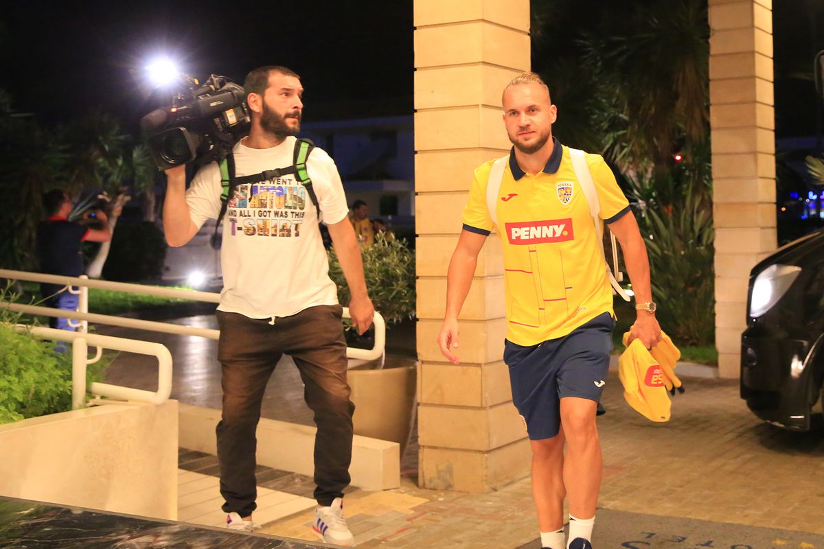 Naționala României a ajuns în Cipru » Întâlnire emoționantă la hotel: „Uite, încă îmi tremură mâinile!”