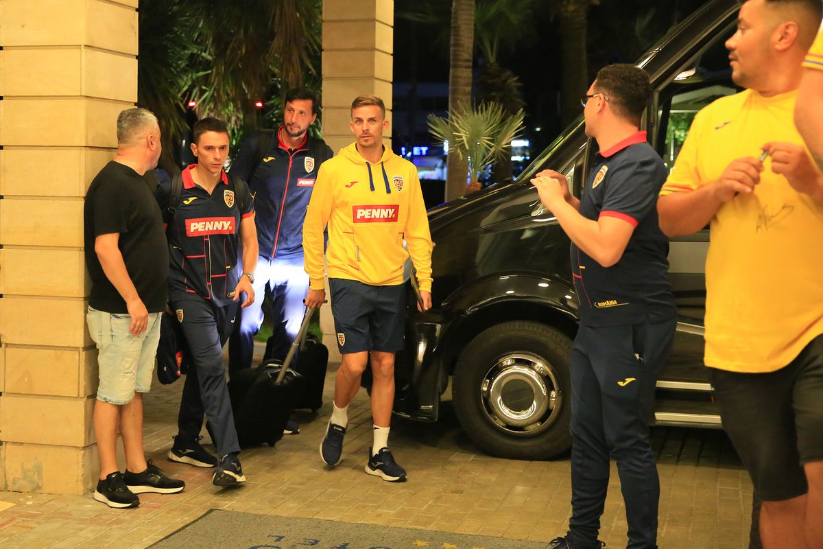 Naționala României a ajuns în Cipru » Întâlnire emoționantă la hotel: „Uite, încă îmi tremură mâinile!”