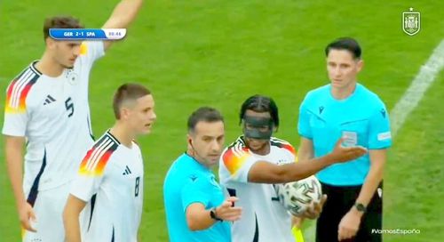 Almugera Kabar (cu mască) îi explică arbitrului că a fost jignit de un spectator / Foto: captură