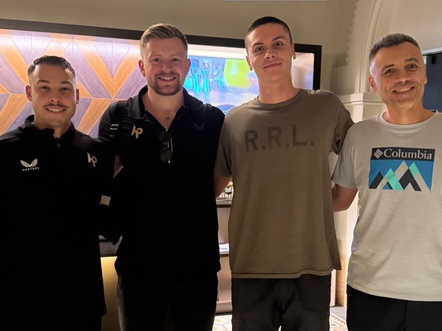 Adam Peaty și David Popovici (în mijloc) la București Inspirat de propria poveste, un campion olimpic britanic vrea să-i ajute pe tinerii care fac sport și sunt la limita sărăciei » S-a întâlnit cu David Popovici la București