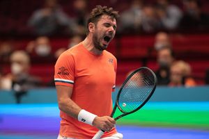 Momente incredibile la meciul lui Stan Wawrinka » Arbitrul a acordat punctul lui Wawrinka adversarului, iar elvețianul și-a rupt racheta de nervi