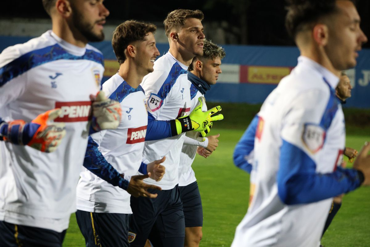 La nici 24 de ore de la România - Moldova, „tricolorii” au băgat materiale la antrenament! Imagini „la rupere”: două alunecări și un brânci