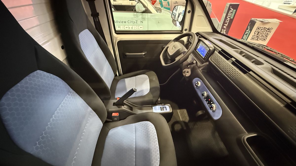 Atracție la Salonul Auto București 2025: CityZEN, micromașina cu suflet românesc care poate fi condusă de la 16 ani