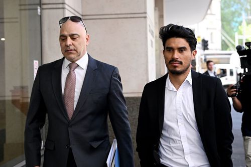 Ulises Davila (dreapta), însoțit de avocatul său, în fața unui tribunal din Sydney / Foto: Imago