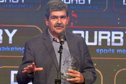 Scriitorul Radu Paraschivescu (65 de ani) a povestit un moment în care l-a lăsat „mască” pe Ilie Dumitrescu (56). Fostul mare internațional îl întrebase ce model de mașină deține.