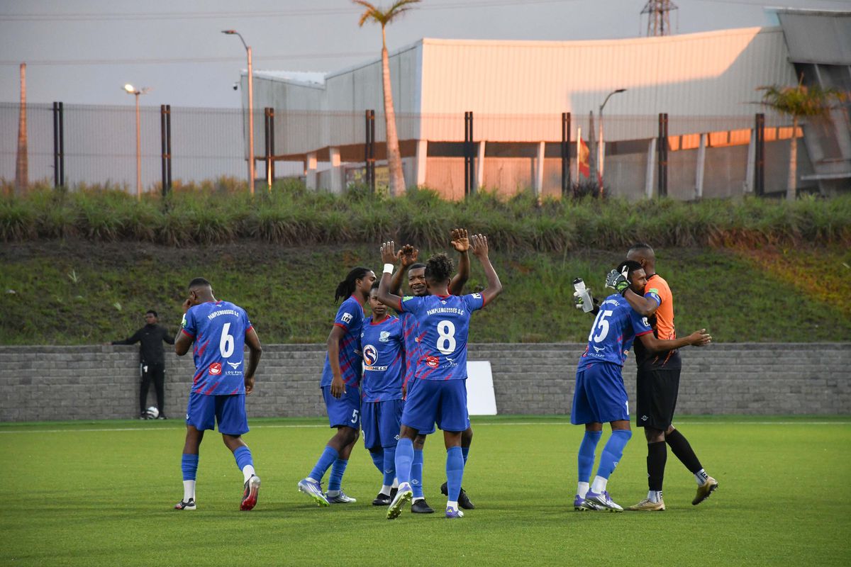 „Elefanții” au făcut scorul zilei în fotbalul internațional, într-un decor exotic: pod în spatele porții! Sunt la un meci de Campionatul Mondial