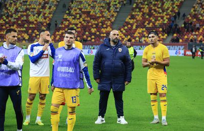 Nu s-a văzut la TV » Jucătorul naționalei României, cu bodyguard-ul pe teren + Bîrligea, „topit”