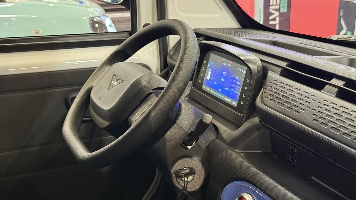 Atracție la Salonul Auto București 2025: CityZEN, micromașina cu suflet românesc care poate fi condusă de la 16 ani