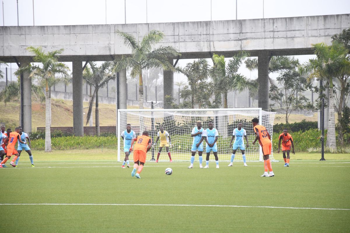 „Elefanții” au făcut scorul zilei în fotbalul internațional, într-un decor exotic: pod în spatele porții! Sunt la un meci de Campionatul Mondial