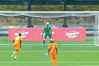 „Elefanții” au făcut scorul zilei în fotbalul internațional, într-un decor exotic: pod în spatele porții! Sunt la un meci de Campionatul Mondial