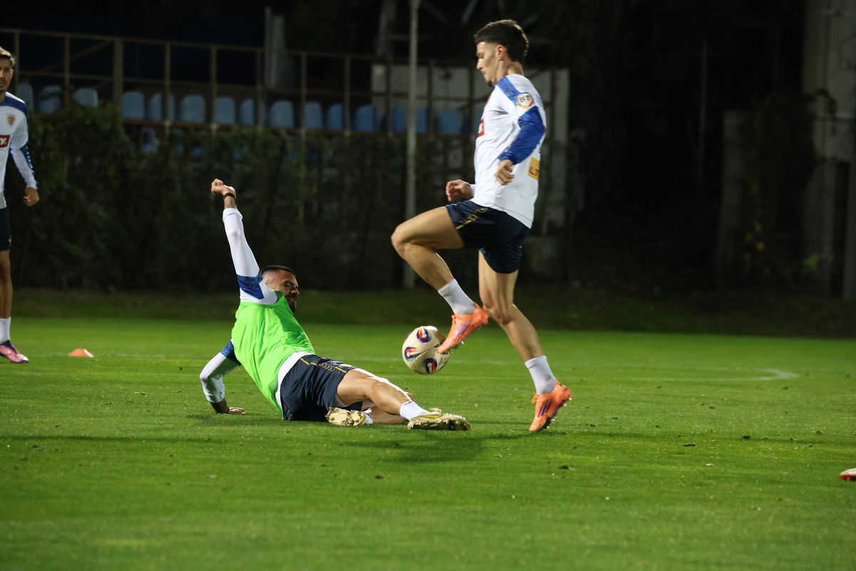 La nici 24 de ore de la România - Moldova, „tricolorii” au băgat materiale la antrenament! Imagini „la rupere”: două alunecări și un brânci