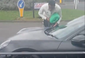 Incredibil! Fotbalistul din Premier League a rămas în stradă cu Porsche-ul de 230.000 de euro