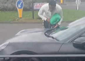 Incredibil! Fotbalistul din Premier League a rămas în stradă cu Porsche-ul de 230.000 de euro