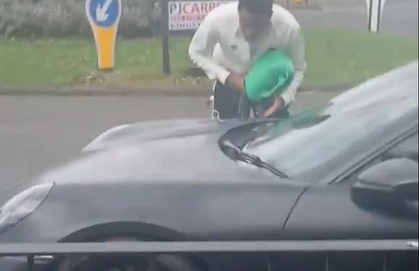 Incredibil! Fotbalistul din Premier League a rămas în stradă cu Porsche-ul de 230.000 de euro