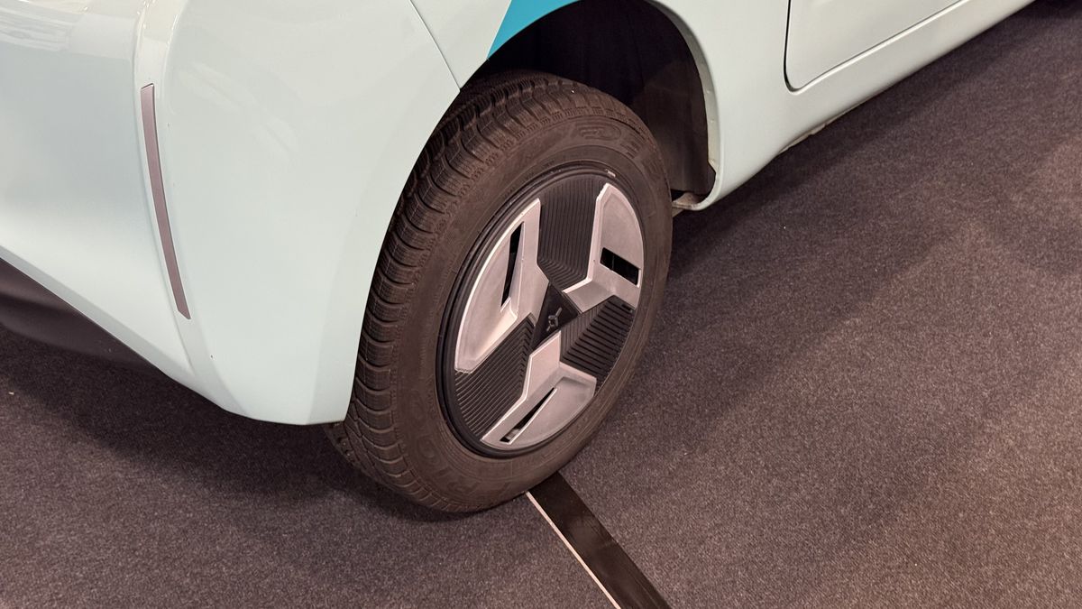 Atracție la Salonul Auto București 2025: CityZEN, micromașina cu suflet românesc care poate fi condusă de la 16 ani