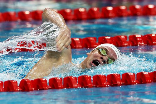 Leon Marchand înotând porcedeul liber FOTO Guliver/GettyImages