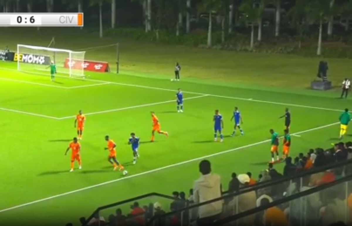 „Elefanții” au făcut scorul zilei în fotbalul internațional, într-un decor exotic: pod în spatele porții! Sunt la un meci de Campionatul Mondial