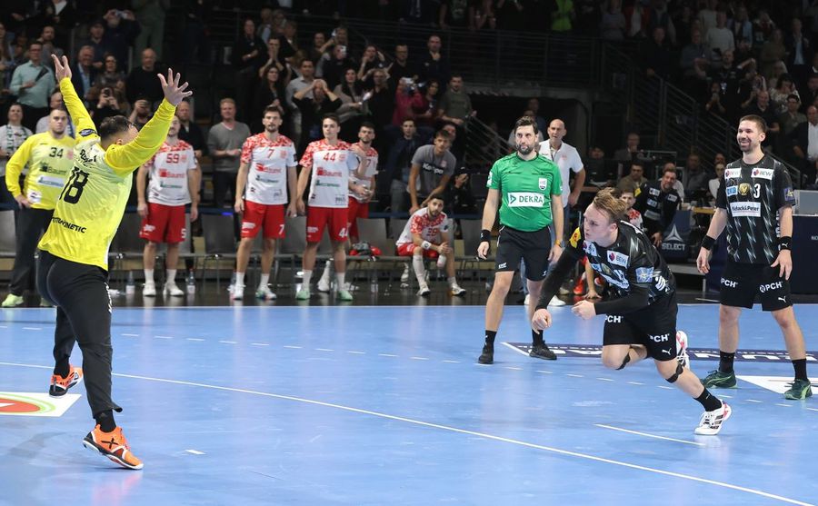 Tobias Grondahl transformă aruncarea de la 7 metri la finalul partidei Fuchse Berlin - Dinamo Foto: Imago Images Reacții de la Dinamo București după înfrângerea la limită în fața lui Fuchse Berlin în Liga Campionilor