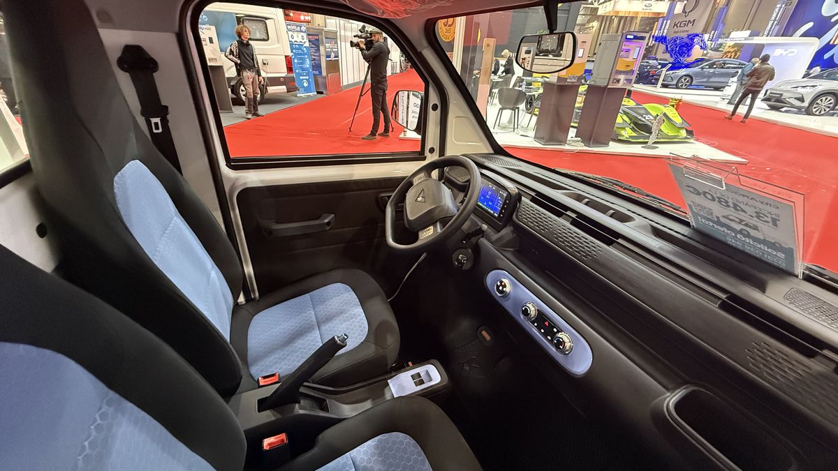 Atracție la Salonul Auto București 2025: CityZEN, micromașina cu suflet românesc care poate fi condusă de la 16 ani