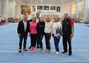 Nadia Comăneci alături de Sabrina Voinea înainte de plecarea spre Campionatele Mondiale din Indonezia