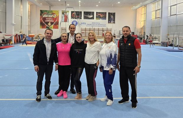 Nadia Comăneci alături de Sabrina Voinea înainte de plecarea spre Campionatele Mondiale din Indonezia