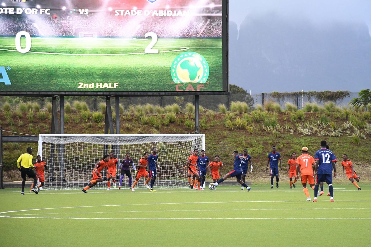 „Elefanții” au făcut scorul zilei în fotbalul internațional, într-un decor exotic: pod în spatele porții! Sunt la un meci de Campionatul Mondial