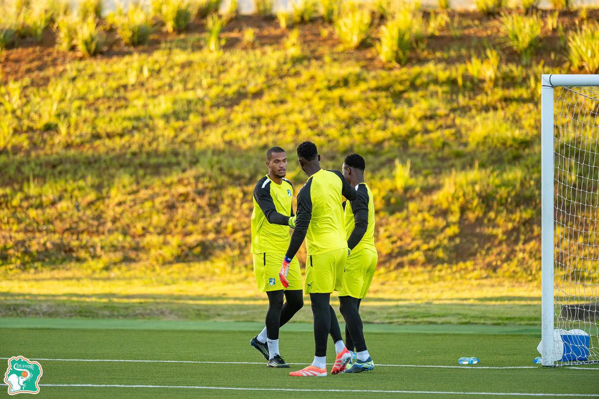 „Elefanții” au făcut scorul zilei în fotbalul internațional, într-un decor exotic: pod în spatele porții! Sunt la un meci de Campionatul Mondial