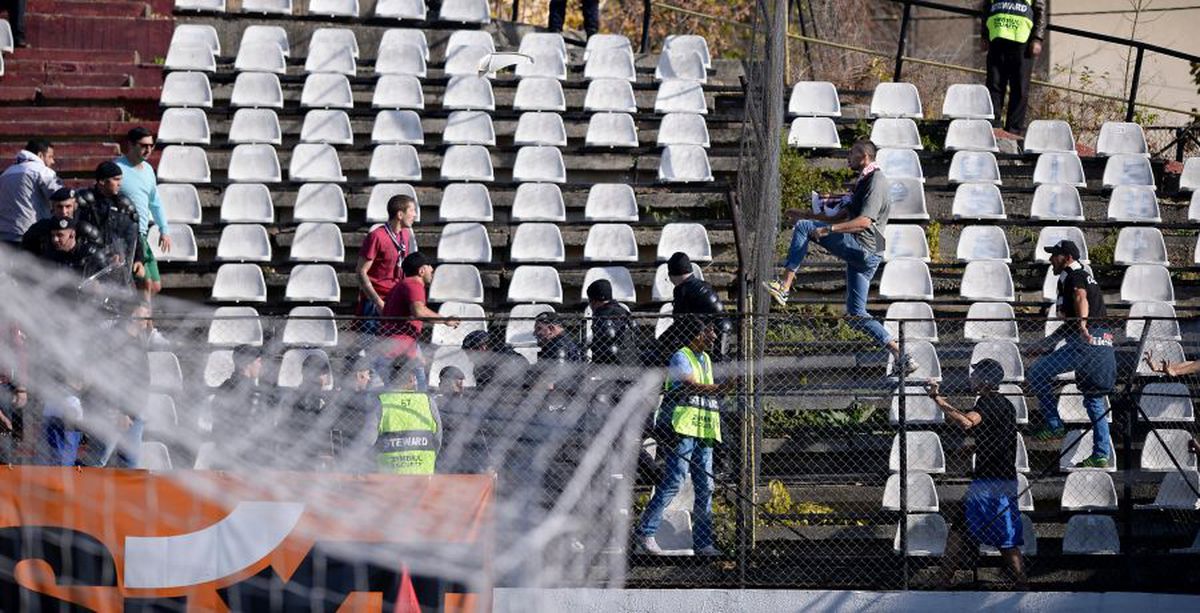 RAPID - U CLUJ // FOTO + VIDEO CONFLICT între cele două galerii » Jandarmii au intervenit în forță!