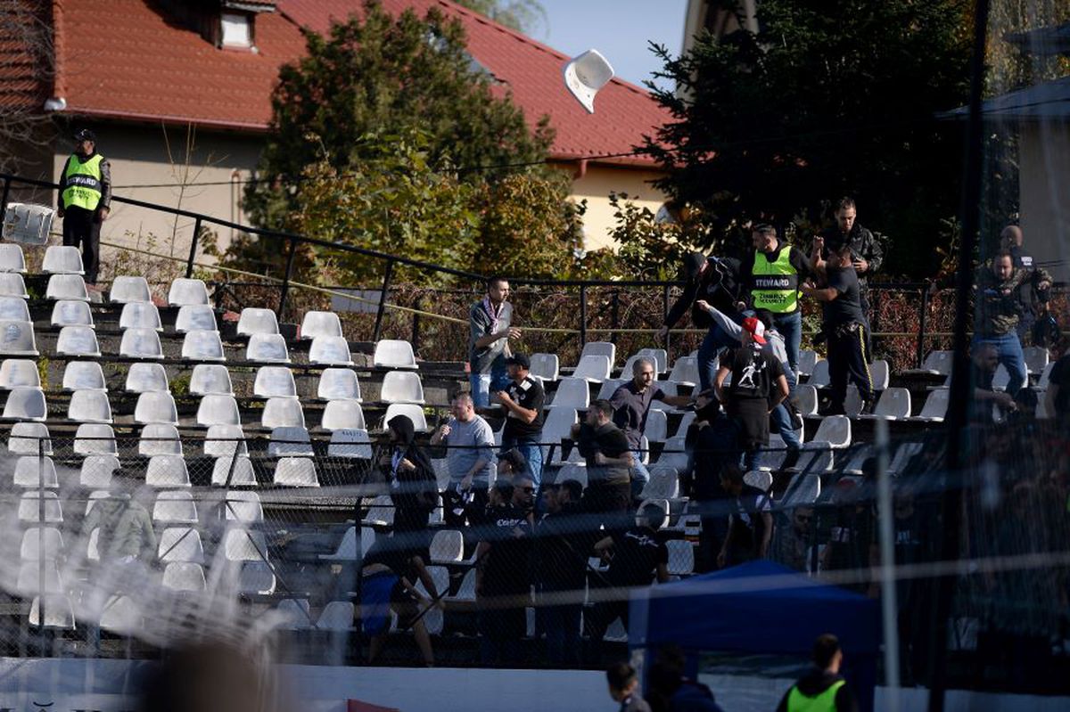 RAPID - U CLUJ // FOTO + VIDEO CONFLICT între cele două galerii » Jandarmii au intervenit în forță!