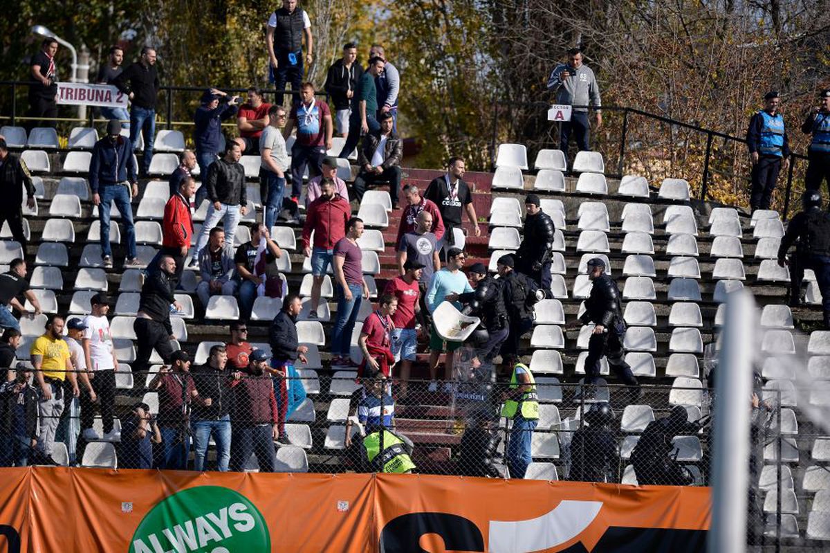 RAPID - U CLUJ // FOTO + VIDEO CONFLICT între cele două galerii » Jandarmii au intervenit în forță!