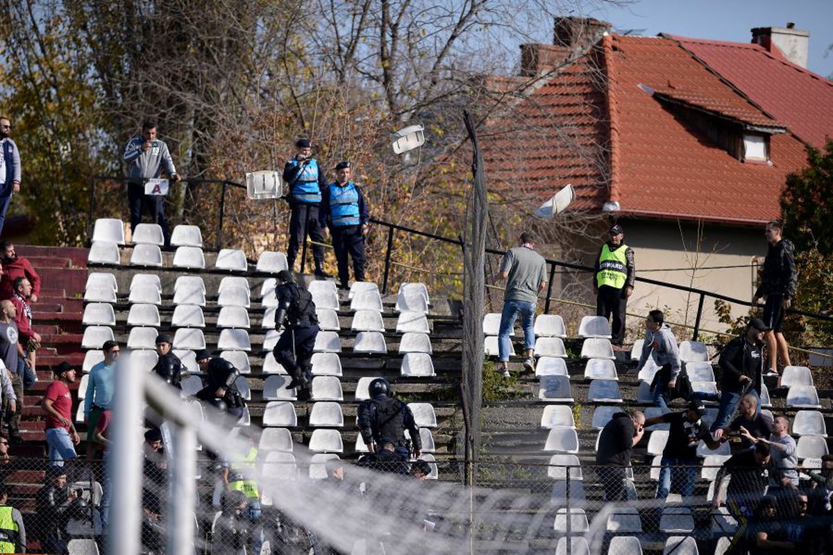 RAPID - U CLUJ // FOTO + VIDEO CONFLICT între cele două galerii » Jandarmii au intervenit în forță!