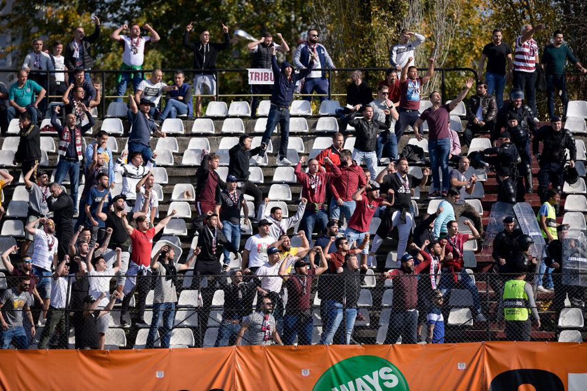 RAPID - U CLUJ // FOTO + VIDEO CONFLICT între cele două galerii » Jandarmii au intervenit în forță!