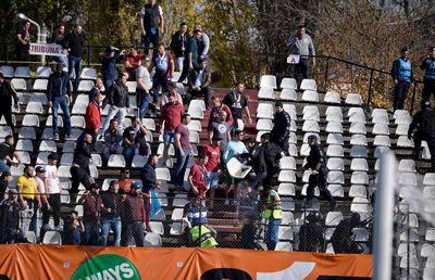 RAPID - U CLUJ // FOTO + VIDEO CONFLICT între cele două galerii » Jandarmii au intervenit în forță!