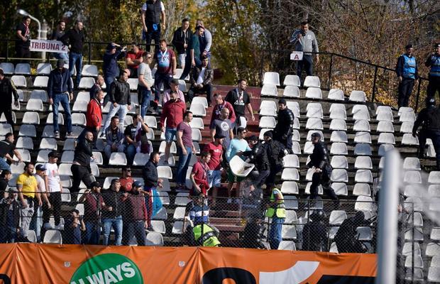 RAPID - U CLUJ // FOTO + VIDEO CONFLICT între cele două galerii » Jandarmii au intervenit în forță!