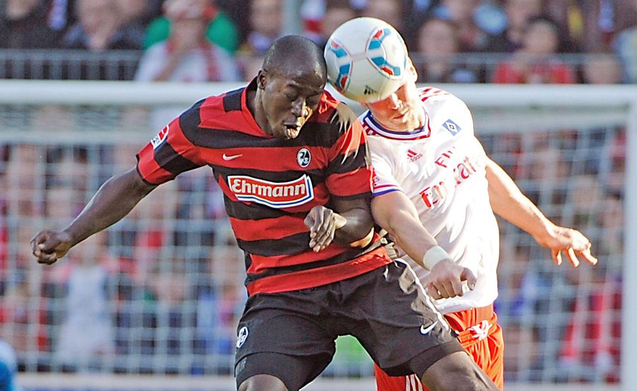 Garra Dembele, stânga, într-un duel aerian, foto: Imago Acuzații de amploare despre Bundesliga: „Mă dopau cu hormoni!”