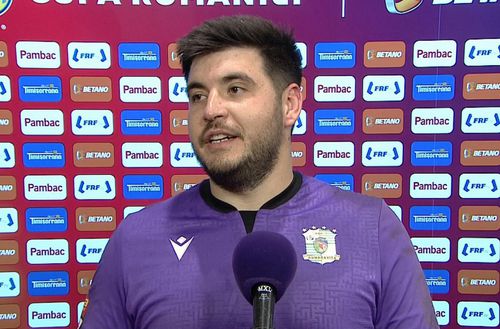 Alexandru Ciui (28 de ani), antrenorul portarilor la clubul bănățean, a fost nevoit să intre pe teren în minutul 40. La final, a oferit un interviu extrem de sincer.  / FOTO: Captură @Digi Sport