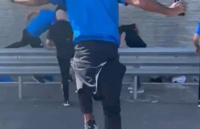 Panică în drum spre aeroport! Jucătorii naționalei Israelului au fost opriți de o alarmă cu bombe și s-au ascuns după parapeți